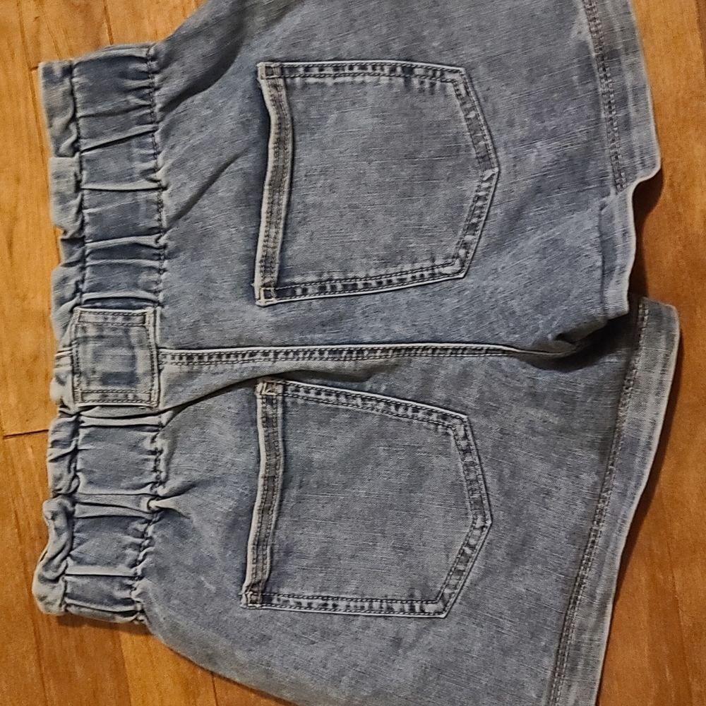 Shorts - Picture 2 of 3